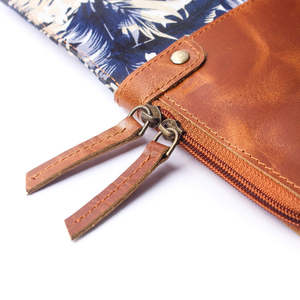 Housse pour ordinateur portable en cuir véritable, motif imprimé, personnalisable avec logo, pour voyages d'affaires, design élégant. - Product Image 3