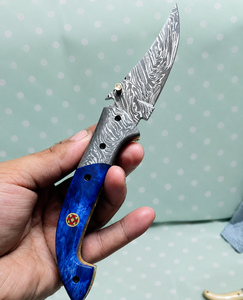 Navaja de bolsillo plegable de acero de Damasco hecha a mano y personalizada, mango de resina azul, EDC, táctica, de supervivencia, para camping, de lujo - Product Image 1