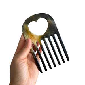 Peine artesanal de cuerno de búfalo natural en forma de corazón con acabado liso y antiestático para desenredar suavemente y cuidado diario. - Product Image 1