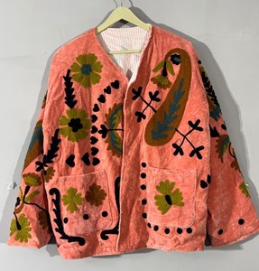 Magnifique veste d'hiver pour femme en velours tricoté écologique avec broderie Suzani florale, garnissage en coton respirant sur le devant - Product Image 1