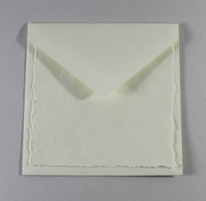 Carte personnalisée de 250 g/m² à bords festonnés avec enveloppe assortie, papier recyclé fait main à partir de fibres de coton - Product Image 1