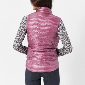 Chaleco acolchado rosa para mujer con camiseta de manga larga con estampado de camuflaje y botas hasta la rodilla para uso ecuestre. - Product Image 3