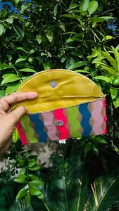 Clutch tipo sobre exquisitamente elaborado a mano, una pieza llamativa para ocasiones festivas, bodas o celebraciones culturales. - Product Image 3