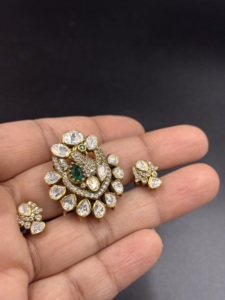 สร้อยคอจี้รูปดอกไม้สไตล์ชาติพันธุ์ชุบทองคำคลาสสิกจาก Amaira Jewels ประดับด้วยพลอยสีเขียวทรงหยดน้ำ เหมาะสำหรับเป็นของขวัญสำหรับผู้หญิงในโอกาสหมั้น หรือเป็นเครื่องประดับที่โดดเด่น - Product Image 2