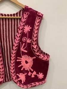 Chaqueta Koti de terciopelo bordado de primera calidad para mujer, estilo Rajasthani, sin mangas, hecha a mano, con diseño floral tradicional. - Product Image 4