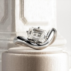 Nouvelle conception Bague de fiançailles pour femme en diamant de laboratoire taille émeraude, bande audacieuse, solitaire, tendance, certifiée IGI, or 18 carats, vente en gros - Product Image 3