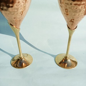 Verre à vin au design martelé classique, parfait pour servir des cocktails, du vin et des boissons dans les restaurants, les bars et lors d'événements. Vaisselle d'Inde. - Product Image 6