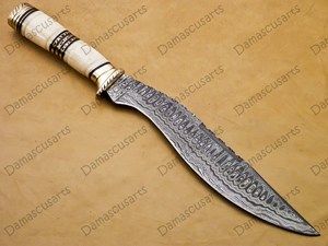 มีดทำมือเหล็กดามัสกัสตีขึ้นรูป สำหรับล่าสัตว์ ใบมีดแบบ Fixed Blade ด้ามไม้ สำหรับกิจกรรมเอาตัวรอดกลางแจ้ง  แบบ Full Tang  ขอบใบมีดหยัก  รับผลิตแบบ OEM - Product Image 2