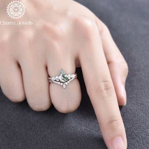 Bague de fiançailles pour femme en argent plaqué or rose avec moissanite taille coussin et pierre verte incrustée, sertie à griffes - Product Image 1