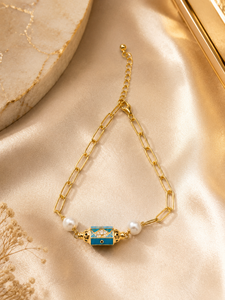 Bracelet artisanal en laiton avec chaîne trombone, perle et breloque barillet en émail bleu, bijoux pour femme - Product Image 3