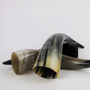 Cuerno Vikingo Tradicional para Beber con Soporte de Cuero Genuino para Eventos Renacentistas y Cosplay - Product Image 3