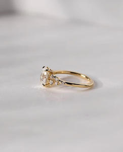 แหวนหมั้นเพชรโมอิสซาไนต์ทรงรี 2 กะรัต ประดับแบบคลัสเตอร์ เงินแท้ 925 ชุบโรเดียม ตัวเรือนแบบหนามเตย ดีไซน์เรขาคณิตเรียบง่าย - Product Image 3