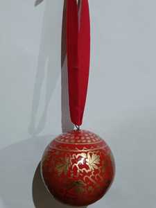 Boule de Noël artisanale en papier mâché, peinte à la main au Cachemire, rouge, motif floral, à suspendre - Product Image 2