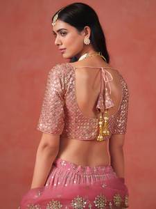 Conjunto de Lehenga en Degradado Rosa Melocotón con Blusa Bordada y Dupatta de Tela de Red para Bodas, Fiestas, Elegancia Festiva de Bollywood - Product Image 3