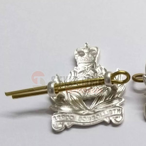 Insignias de Acero de Alta Calidad con Detalles en Relieve y Acabado Resistente a los Arañazos para Uso Diario - Product Image 4