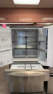 23 cu. pies cúbicos Refrigerador con Puerta Francesa Inteligente InstaView, Door-In-Door y Craft Ice, Acero Inoxidable PrintProof, Profundidad para Mostrador - Product Image 3