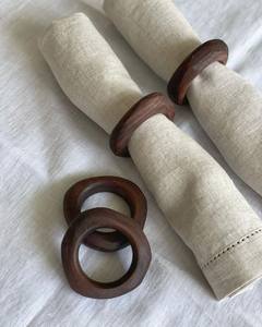 Anneaux de serviette ronds en bois durables et écologiques, design classique, accessoires de table de mariage, couleur jaune, lot de six - Product Image 3