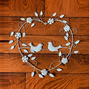 Charmante couronne en métal blanc en forme de cœur avec de doux oiseaux amoureux et des fleurs, décoration murale suspendue style shabby chic pour intérieurs romantiques - Product Image 1