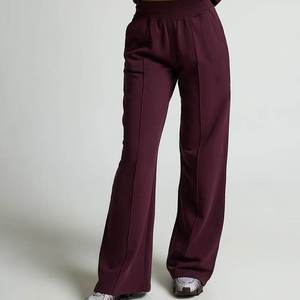 ชุดวอร์มสีแดงเลือดหมูแบบมีฮู้ด แขนยาว สกรีนโลโก้ได้ตามต้องการ สำหรับผู้หญิง ใส่เล่นกีฬากลางแจ้ง ระบายอากาศได้ดี สไตล์ไฮสตรีท ชุดฤดูหนาวสำหรับผู้หญิง - Product Image 4