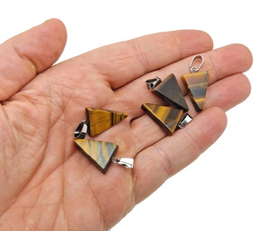 Pendentif en pierre précieuse œil de tigre triangulaire, pierre semi-précieuse polie, bijou artisanal - Product Image 3