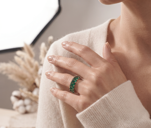 Bague éternité en or rose 14 carats avec diamant taille émeraude et sertissage à griffes, bijou personnalisé pour femme - Product Image 2