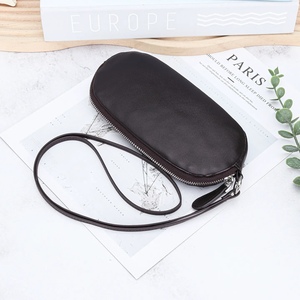 Étui à lunettes Ando Bag en cuir d'agneau véritable avec fermeture éclair, pochette souple pour lunettes avec sangle de cou - Product Image 4