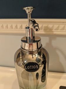 Dispensador de Jabón Clásico de Metal con Acabado Plateado, Ideal para Oficinas, Hoteles, Baños y Áreas Públicas, Soporte para Jabón Líquido - Product Image 5