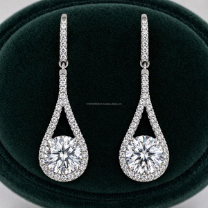 Pendientes de Diamantes Cultivados en Laboratorio con Corte Redondo y Piedras Laterales en Oro Blanco, Pendientes de Lujo para Mujer, Regalo de Aniversario de Bodas - Product Image 3