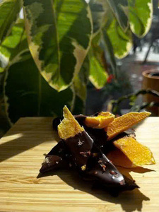 Tranches de mangue séchée moelleuse enrobées de chocolat – Bouchées de fruits gourmandes – Pack de confiserie en vrac – Offre d'exportation en gros – Excellent rapport qualité-prix - Product Image 1