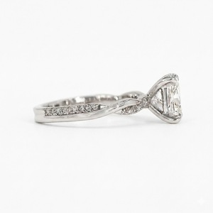 Bague de luxe pour fiançailles et mariage en or rose 18 carats avec diamant de laboratoire taille princesse 2,16 carats VS1 couleur E et bande torsadée - Product Image 5