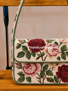 Sac à bandoulière portable de luxe fait main avec motif de roses perlées pour femmes |   Accessoires de sac à main artisanal à rabat orné de perles florales - Product Image 3