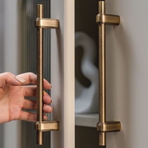 Tirador de Puerta Cuadrado Moderno con Acabado Dorado, Tirador Largo y Recto para Muebles - Product Image 1