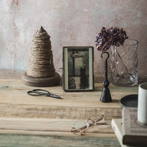 Cadre photo floral en laiton avec anneau de suspension et bordure ornée pour décoration murale, décoration intérieure et souvenirs spéciaux - Product Image 5