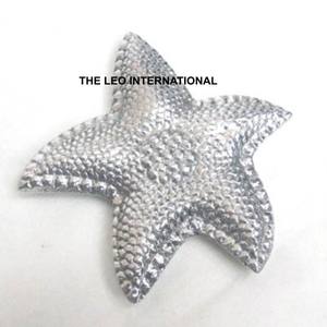 Presse-papiers en aluminium écologique au design moderne et créatif en ruban, accessoire de table argenté pour usage hôtelier - Product Image 2