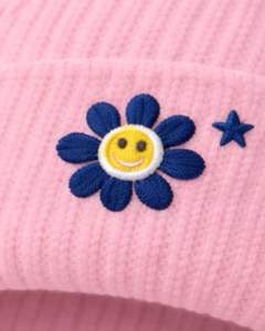 Gorro de Punto Acanalado Rosa con Logotipo de Flor Sonriente Bordado, Gorro de Invierno Cálido y Suave de Acrílico, Fabricante Personalizado OEM, Unisex - Product Image 5