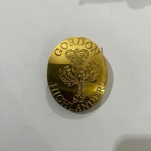 Esta es una placa de cinturón de oficina del Regimiento del Rey, con una patina azul/verde peculiar en un silbato de latón. ¿es normal? - Product Image 1