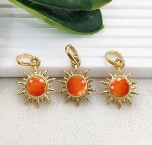 Colgantes de Piedra Preciosa Cornalina con Diseño de Rayos Solares - Colgante Redondo con Engaste Chapado en Oro - Colgantes de Piedra Preciosa Redonda de 6mm Hechos a Mano - Product Image 1