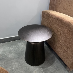 Mesa Auxiliar de Hierro de Diseño Artesanal con Acabado Antiguo, Forma Irregular, para Sala de Estar, Hecha en Uttar Pradesh - Product Image 1