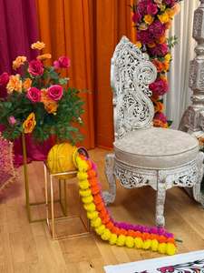 Columpio Blanco para Decoración de Ceremonias de Mehndi y Haldi con Cortinas y Arreglos Florales, Decoración Elegante para Fiestas de Henna, Columpio Jhula - Product Image 3