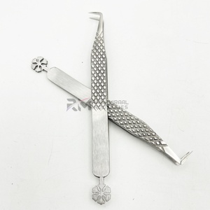 Pinzas para pestañas RMI, nuevo producto, diseño plateado con mariposa y flor en la parte inferior, punta mate a 90 grados. - Product Image 5