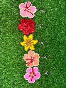Llavero de Flores Bordadas a Mano, Colgante Textil de Algodón, Diseño Floral en Rosa, Rojo, Amarillo y Naranja, Decoración con Gancho Metálico - Product Image 1