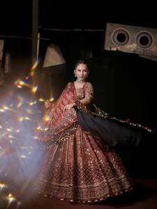 Lehenga Choli en coton mousseline imprimé, longueur ras du sol, avec travail de miroirs véritable et dentelle faite main, prêt-à-porter spécial Navratri pour les fêtes - Product Image 1