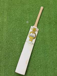 Bate de Críquet MB Malik UMZ Edición 60 Aniversario de English Willow - Ligero, Duradero, para Mano Derecha/Izquierda, 40mm de Grosor, Sin Burbujas - Product Image 2