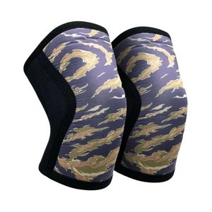 สนับเข่าลายพรางเสือ สีน้ำตาลดำ ทำจากนีโอพรีน 7 มม. สำหรับสควอท เพาเวอร์ลิฟติ้ง ช่วยรัดกระชับข้อต่อ ป้องกันการบาดเจ็บ เหมาะสำหรับการฝึกซ้อมในยิม (1 คู่) - Product Image 2