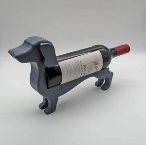 Divertido soporte para botellas con forma de perro dachshund gris. Estante creativo con forma de animal para mascotas. Disponible a precios de mayorista. - Product Image 1