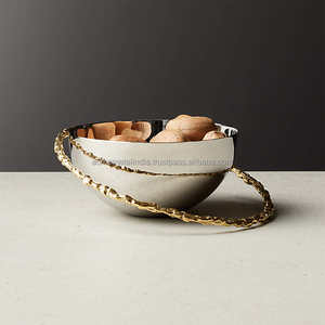 Bols de service en acier au design de luxe Bol à salade rond en acier inoxydable de la plus haute qualité avec poignées en laiton pour les événements de mariage - Product Image 2