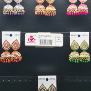 Boucles d'oreilles Jhumka en forme de goutte d'eau plaquées or, entièrement ornées de strass en cristal, avec pompons de perles assortis - Catalogue d'exportation en gros - Product Image 1