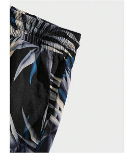 เสื้อยืดคอกลมสีดำพิมพ์ลายต้นปาล์มสีชมพูเล็กน้อย จับคู่กับกางเกงขาสั้นพิมพ์ลายใบไม้เขตร้อนสีชมพู - Product Image 4