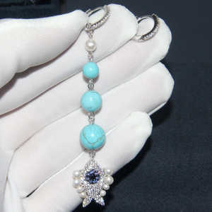 Boucles d'oreilles pendantes en forme d'étoile dorée en alliage de zinc avec serti griffe Abbott pour les occasions festives - Product Image 6