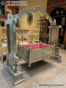 Berceau traditionnel en argent pour la cérémonie de naissance, berceau pour bébé pour la cérémonie de Namkaran Vidhi, décoration de berceau en argent design. - Product Image 3